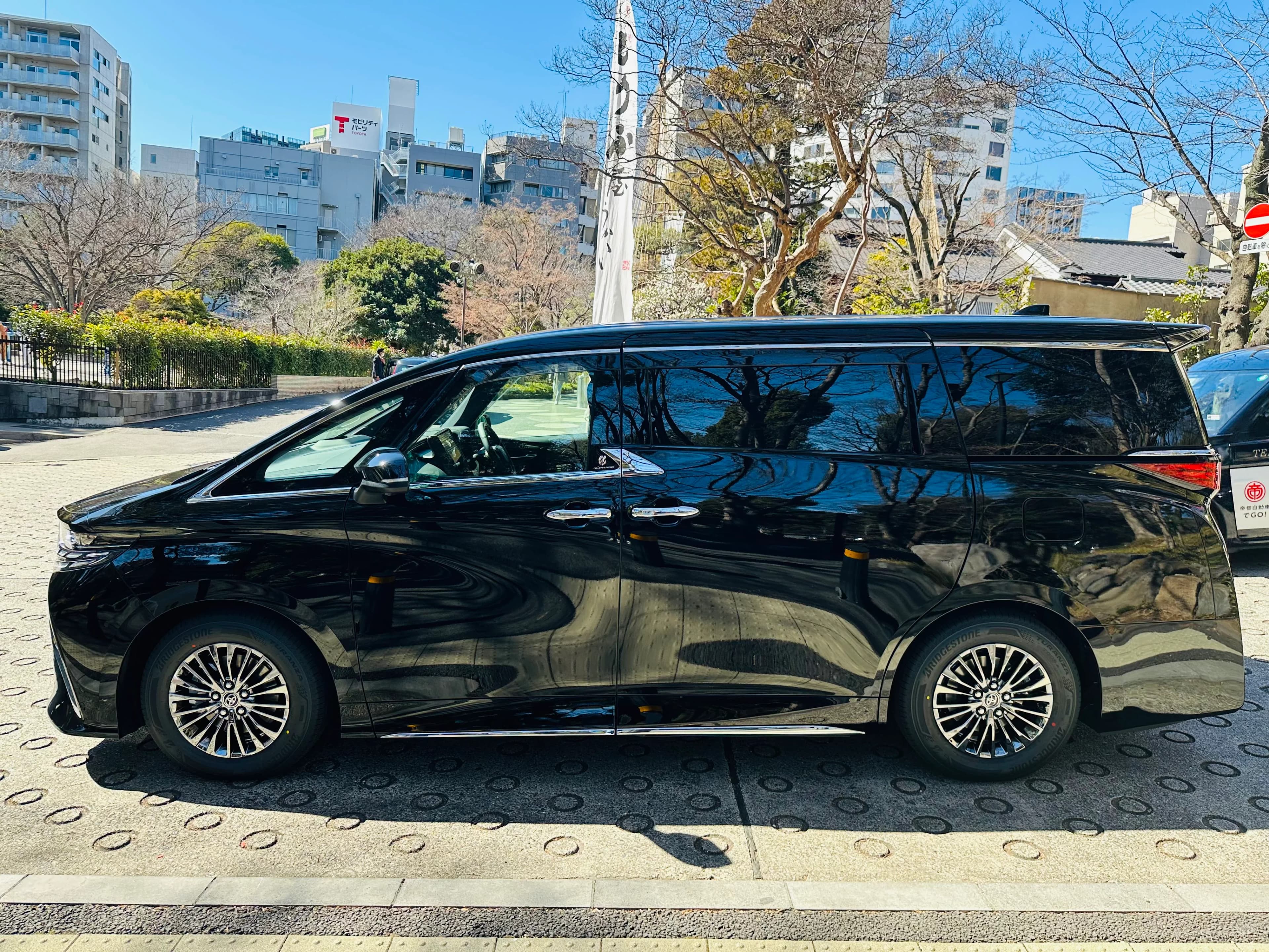 Toyota Alphard Executive Lounge - View 2