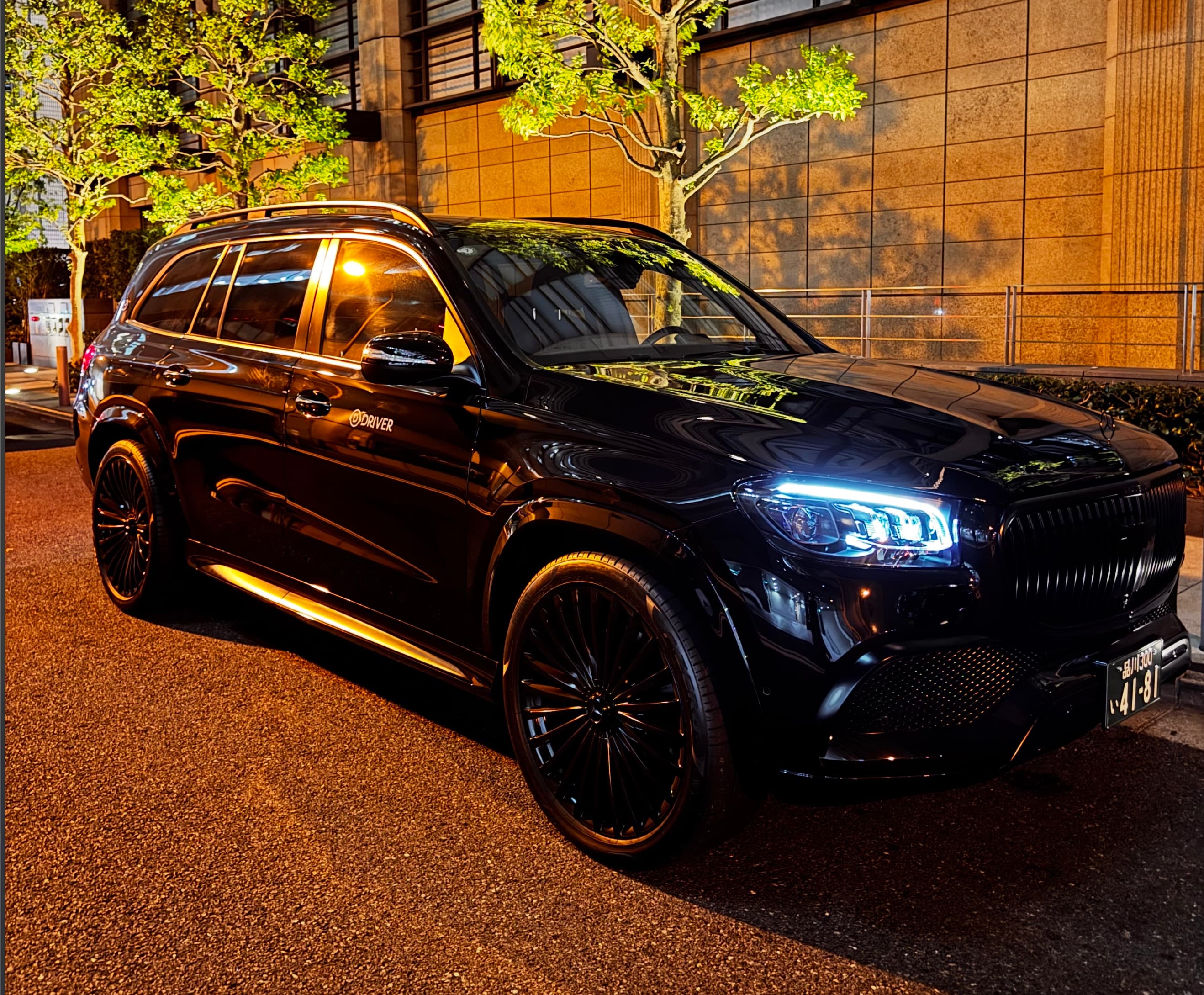 รถ Mercedes-Benz ของ Driver Japan ยามค่ำคืน