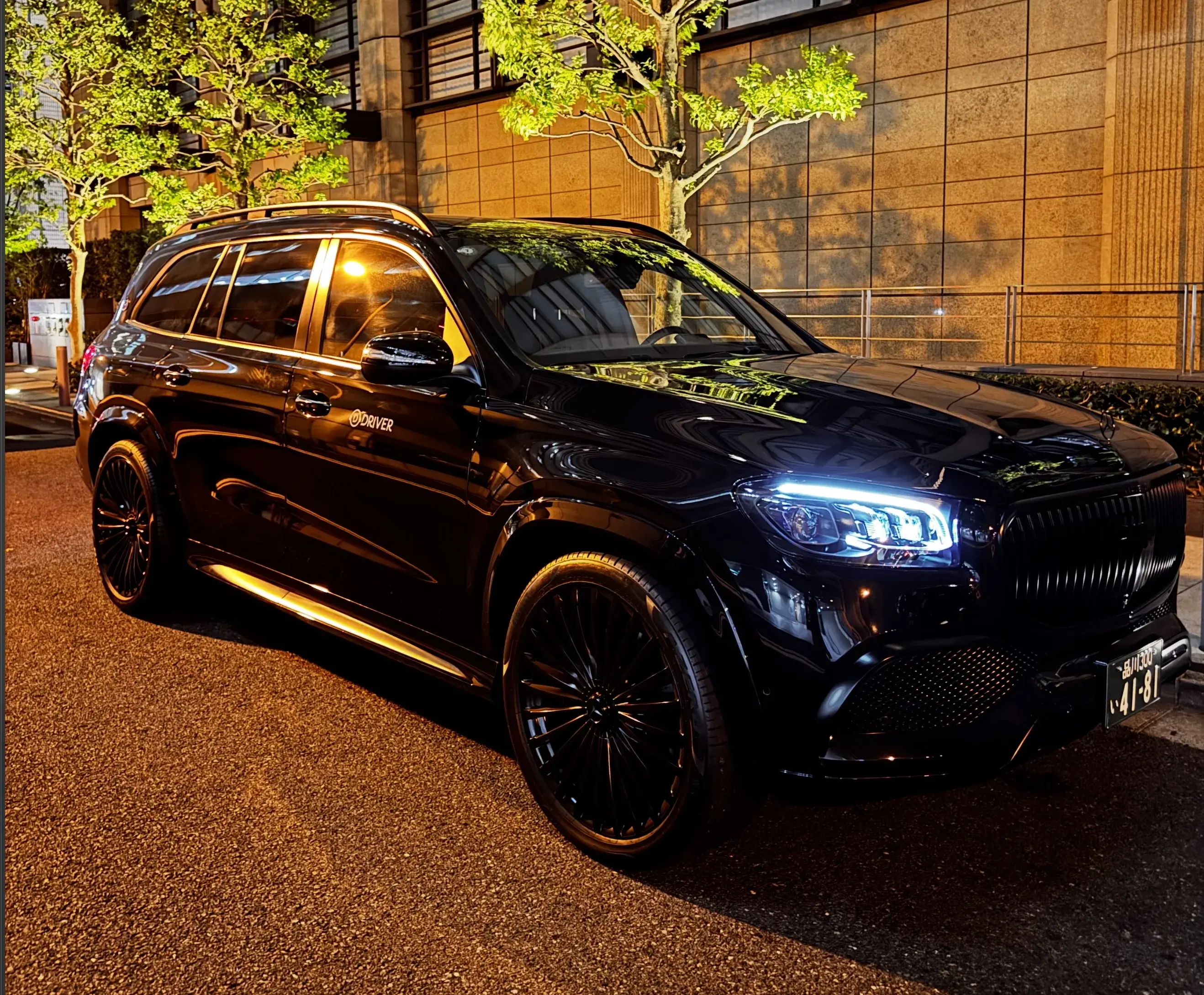 รถ Mercedes-Benz ของ DRIVER Japan ยามค่ำคืน